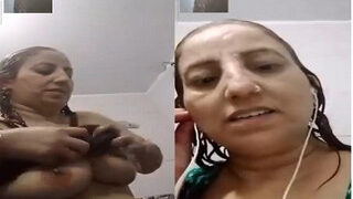 Desi Bhabhi Bathing | Viral MMS