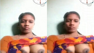 Desi Bhabhi Shows Her Boobs | Viral MMS