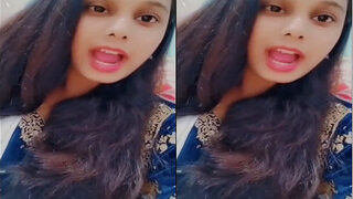 Sexy Desi Girl Shows Her Boobs | Viral MMS