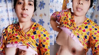 Horny Bhabhi Shows Her Boobs | Viral MMS