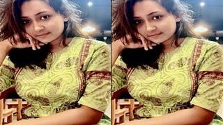 Desi Girl Shows Her Nude Body | Viral MMS