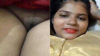 Hot Desi Bhabhi Shows Pussy | Viral MMS