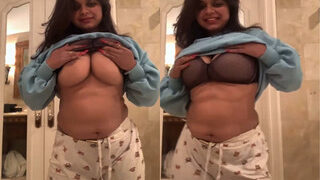 Horny Desi Girl Play With Her Boobs | Viral MMS