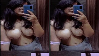 Sexy Desi Girl Shows Boobs | Viral MMS