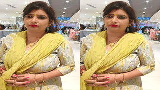 Desi Bhabhi Shows Her Big Boobs | Viral MMS