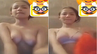 Sexy Desi Girl Shows Boobs | Viral MMS