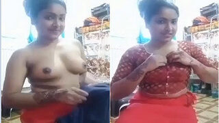 Sexy Desi Girl Shows Boobs | Viral MMS