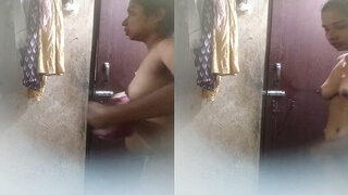Sexy Desi Bhabhi Bathing | Viral MMS