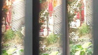 Desi Bhabhi OutDoor Bathing | Viral MMS