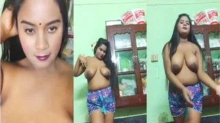 Sexy Desi Girl Shows Her Big Boobs | Viral MMS