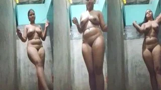 Sexy Desi Girl Bathing | Viral MMS