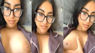 Sexy Desi Girl Shows Boobs | Viral MMS