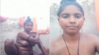 Desi Vlg Bahbhi Bathing | Viral MMS